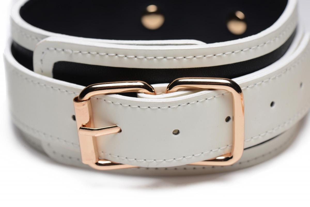 Kink in The Dark. Werde zum Highlight der Nacht! Glow-in-the-dark Halsband-Set aus veganem Leder mit abnehmbarem Gurt. Verstellbar, nickelfrei & perfekt für Rollenspiele! Exklusive bei RaiX Shop Konstanz kaufen.