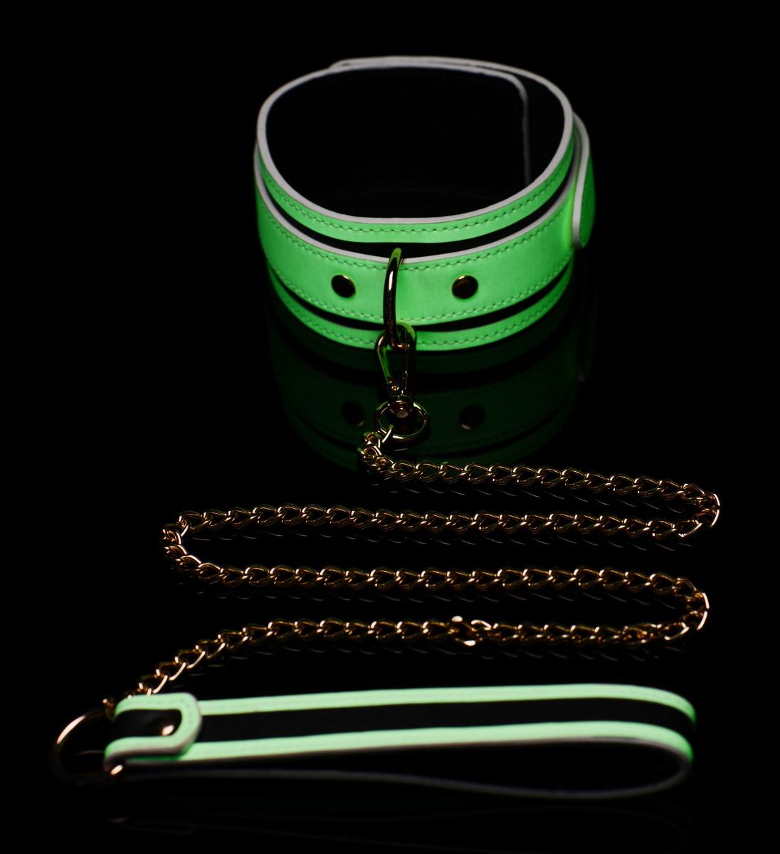 Kink in The Dark. Werde zum Highlight der Nacht! Glow-in-the-dark Halsband-Set aus veganem Leder mit abnehmbarem Gurt. Verstellbar, nickelfrei & perfekt für Rollenspiele! Exklusive bei RaiX Shop Konstanz kaufen.
