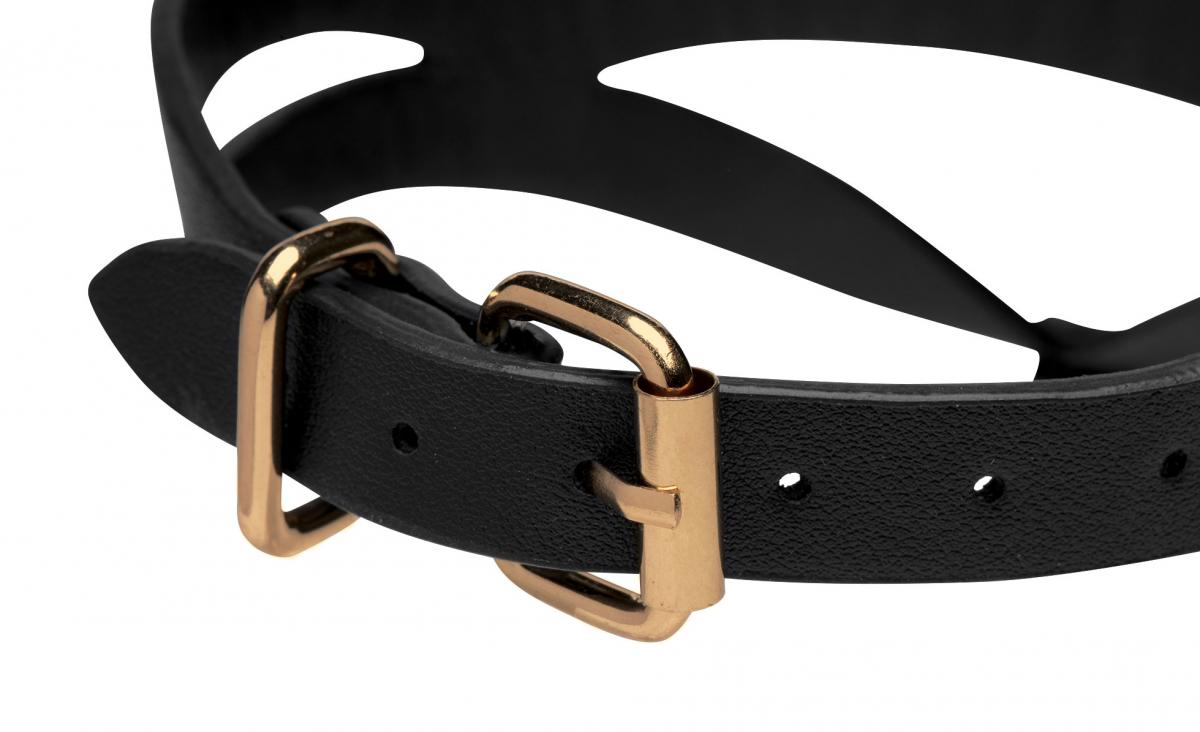 Bondage Baddie Halsband 3 Edles Bondage Baddie Halsband in Schwarz mit goldenem O-Ring. Hochwertiges veganes Leder, verstellbar (34-41 cm) & nickelfrei. Jetzt sexy Akzente setzen! Exklusive bei RaiX Shop Konstanz kaufen.