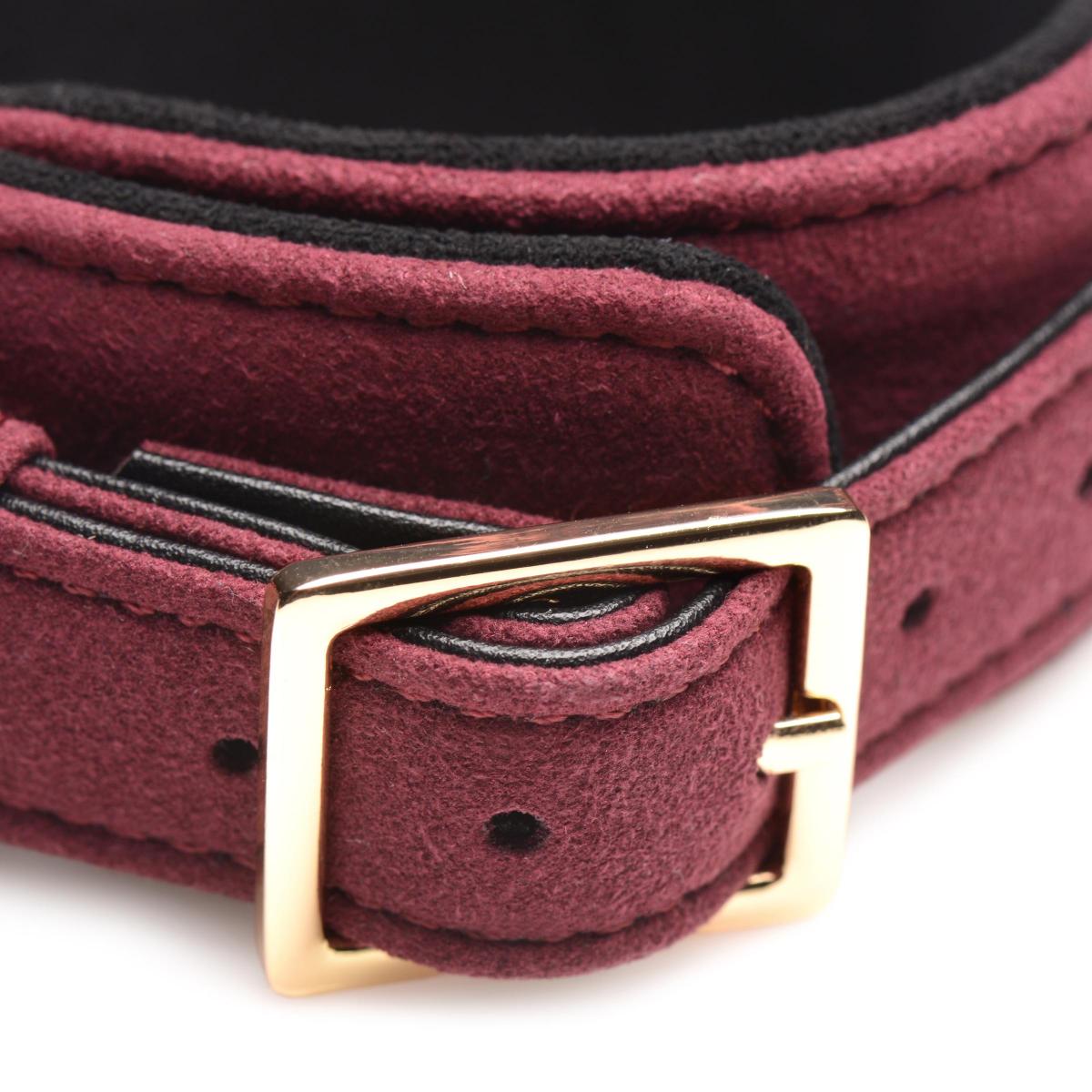 Burgund BDSM Fesselset 2 Master Series Burgunder BDSM Fesselset 6-teilig verstellbar, aus veganem Wildleder mit goldenen Details. Exklusive bei RaiX Shop Konstanz kaufen
