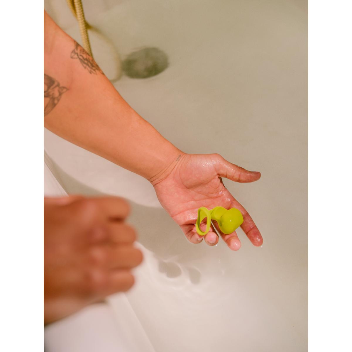 Dame Fin Finger Vibrator aus Silikon Kompakter Finger Vibrator mit flexiblem Strap Dame Fin wasserresistenter Vibrator. Exklusive bei RaiX Shop Konstanz