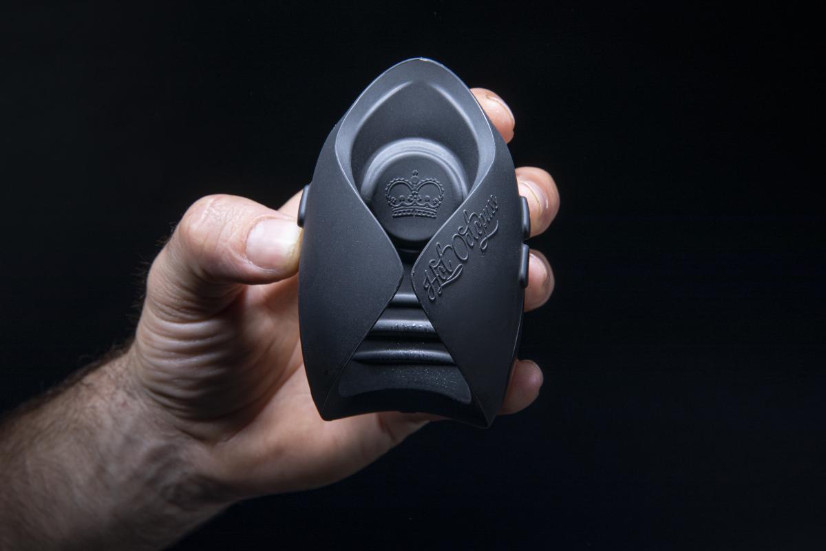 Pulse Solo Essential hands-free masturbator holdt i hånden, viser størrelse