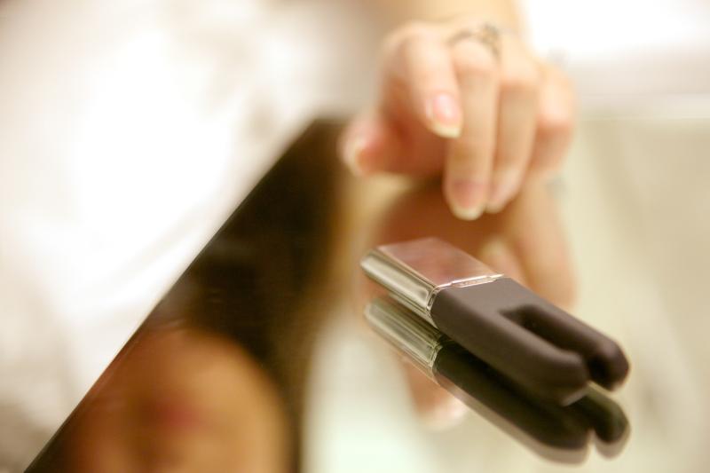 - Duet Classic Vibrator Crimson 5