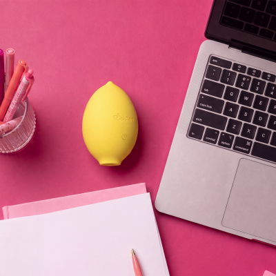 De gele Limón naast een laptop