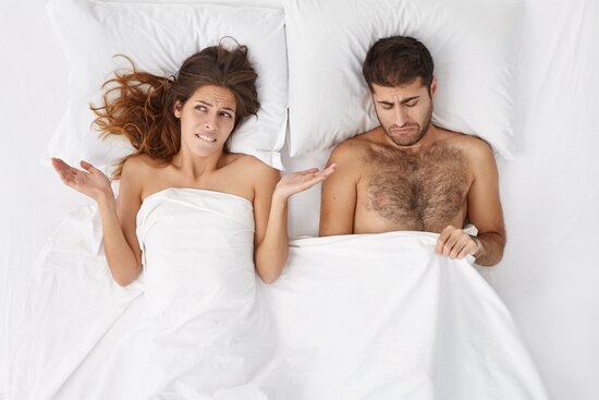 Vrouw en man bespreken erectie problemen in slaapkamer